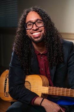 Photo of Héctor Torres-González with baroque guitar
